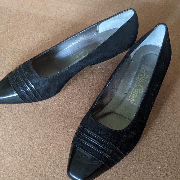 Velvety vintage 80s suede low pump with unique curved heel - Picture 5 of 10